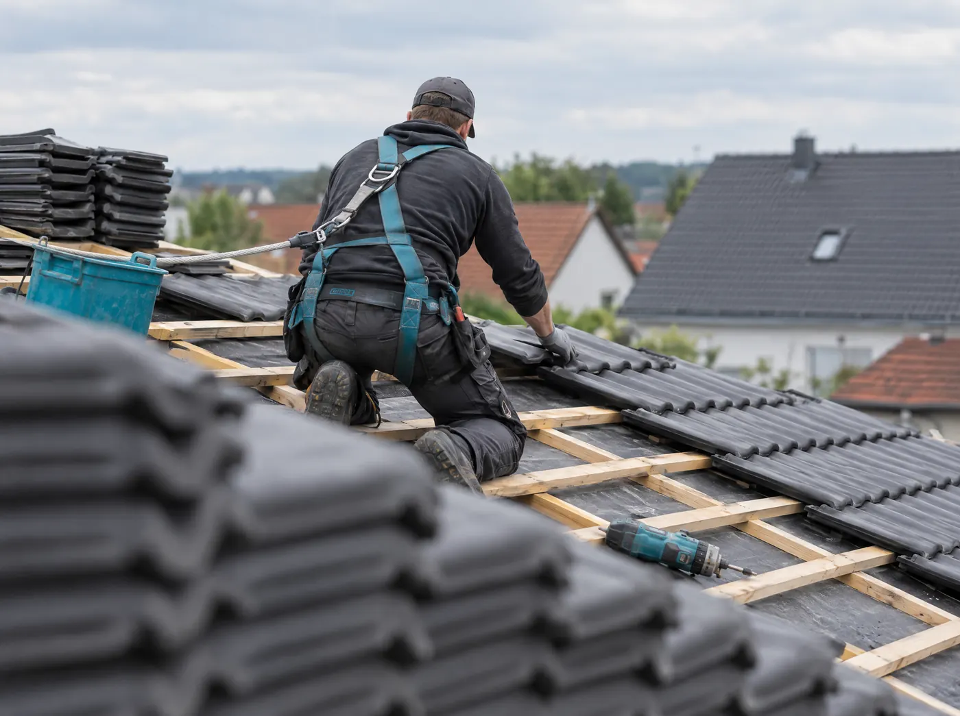 Dachdecker deckt ein Steildach mit Ziegeln ein, Symbolbild zum Ratgeber „Fachkundige Stellungnahme: wer sie ausstellt, Kosten, Ablauf“